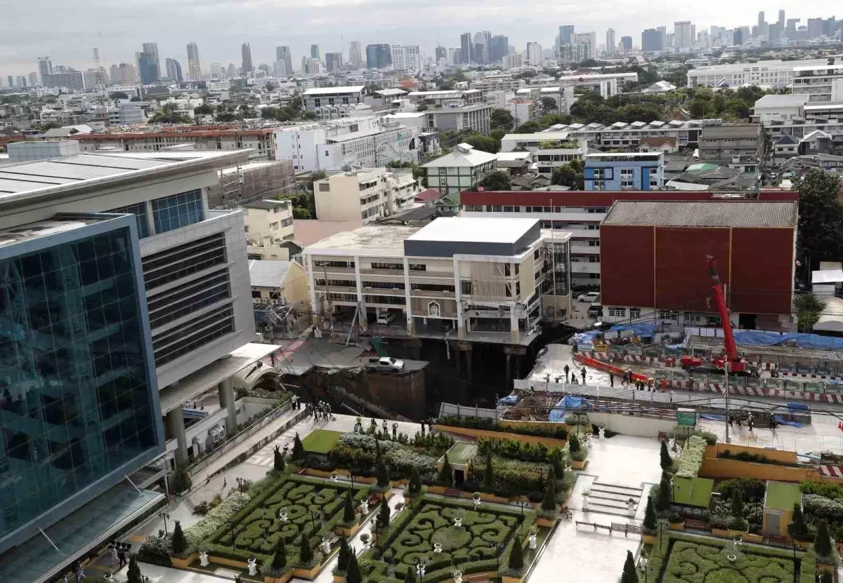 Bangkok'ta Yol Çöktü: Dev Çukur Aracı Yuttu