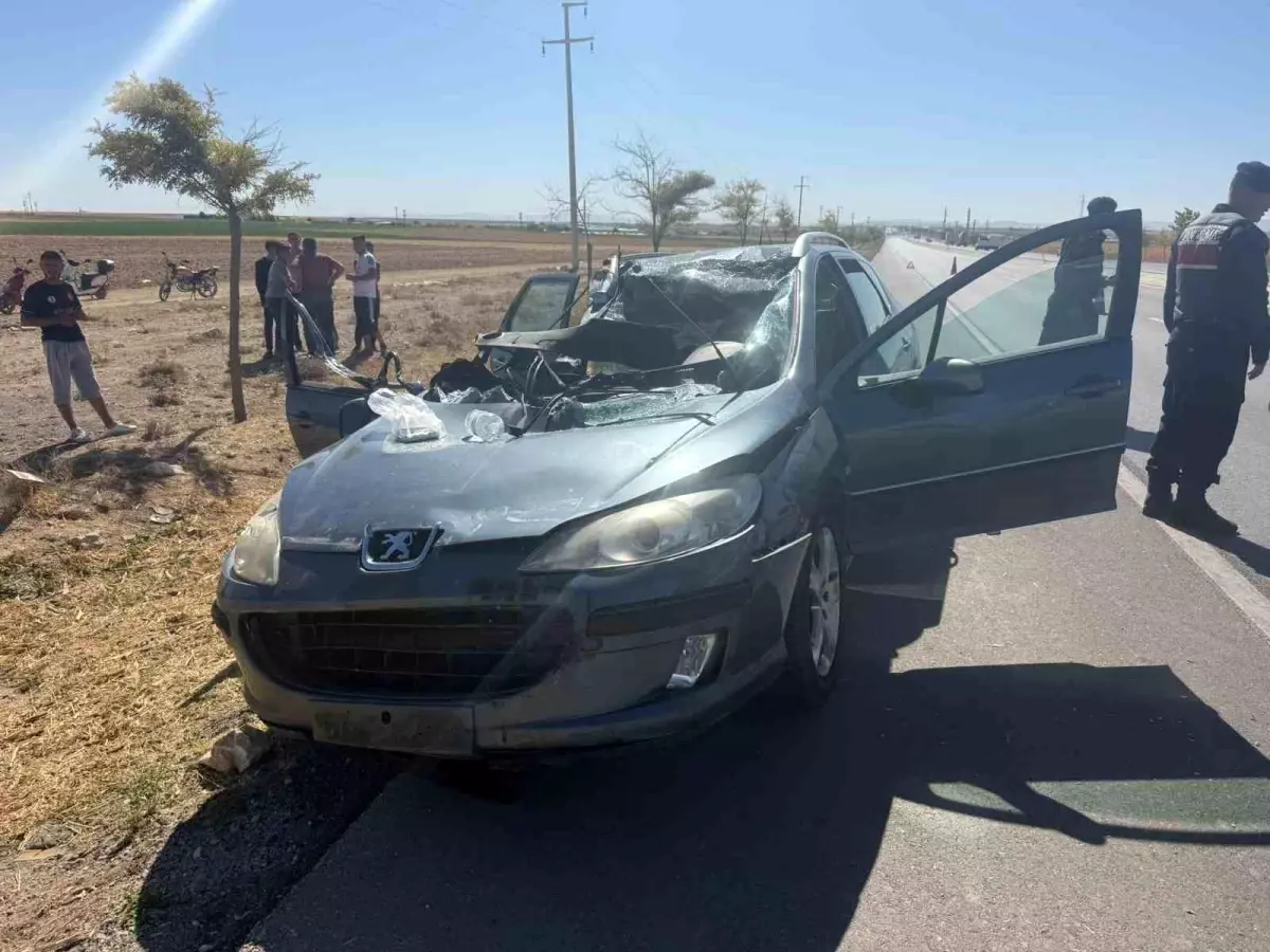 Aksaray'da Tıra Arkadan Çarpan Otomobilde 2 Yaralı