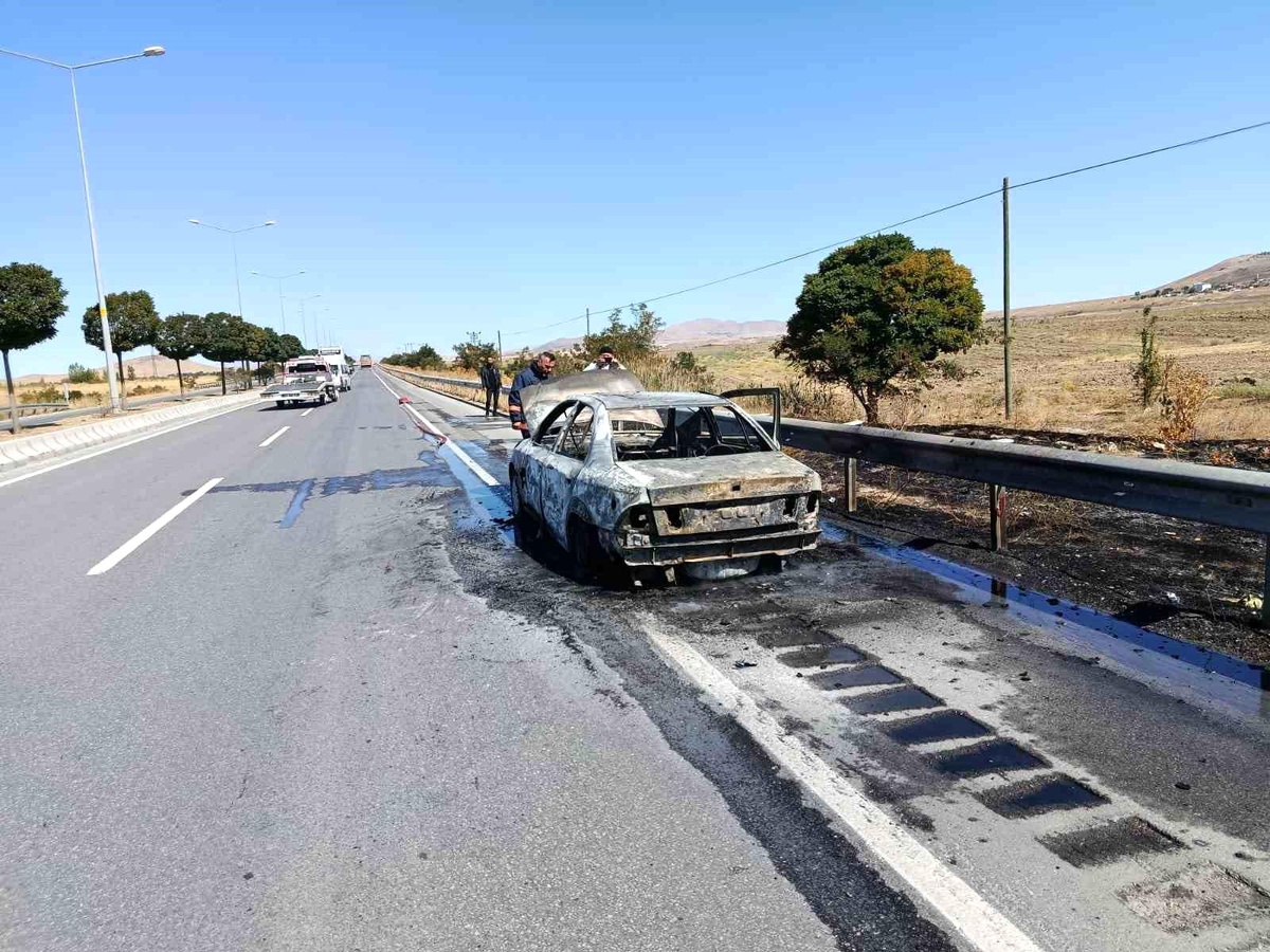 Van'da Seyir Halindeki İran Plakalı Otomobil Yandı