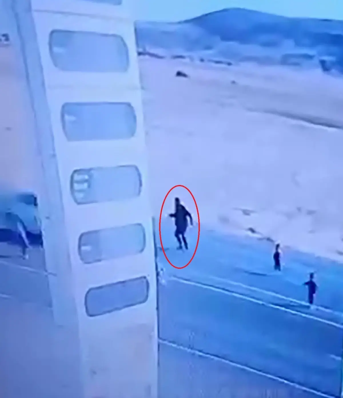 Yola fırlayan çocukları kurtarmak isterken hayatını kaybetti