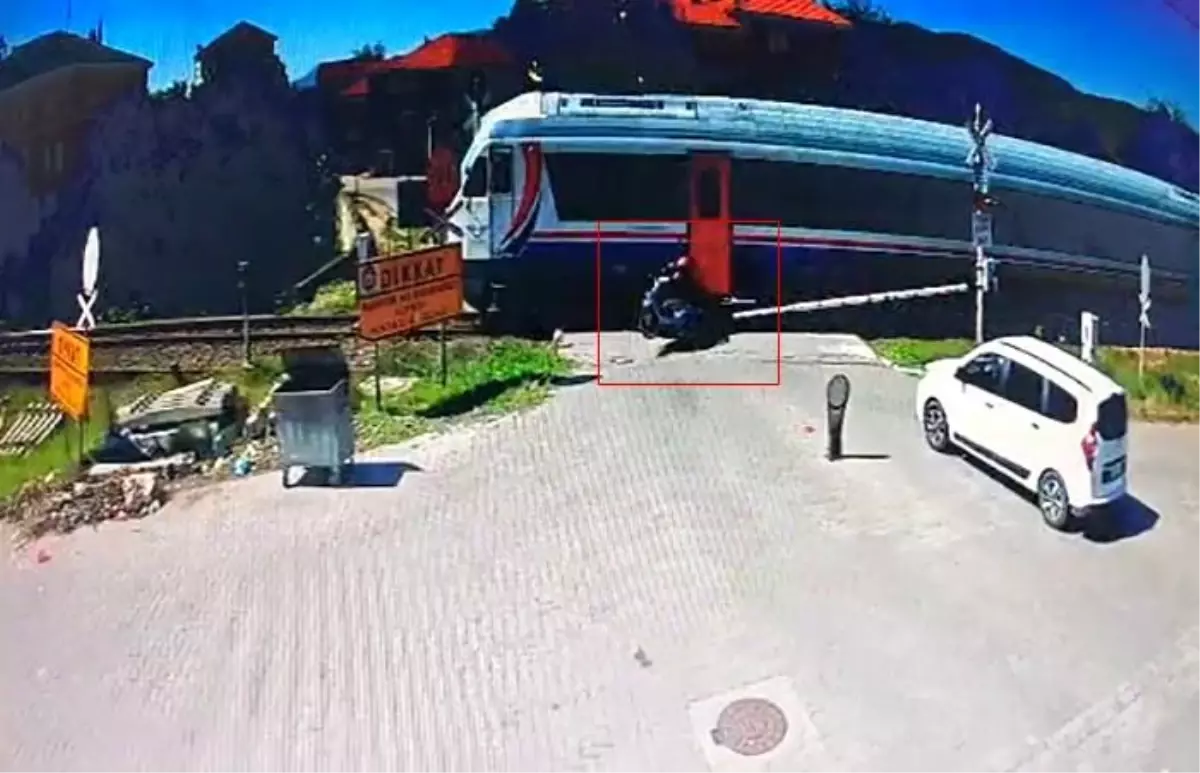 Yolcu treni hemzemin geçitte motosiklete çarptı