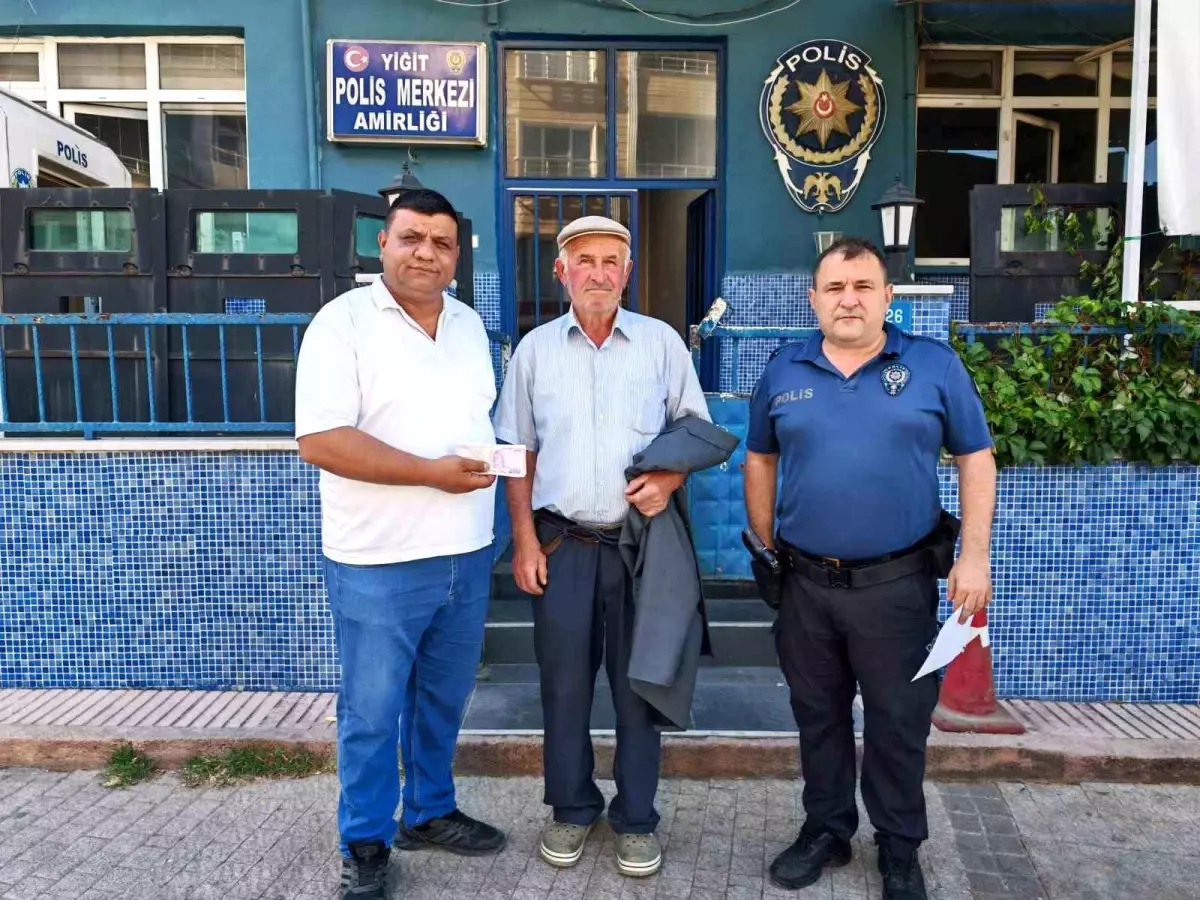 Yolda bulduğu parayı sahibine teslim etti