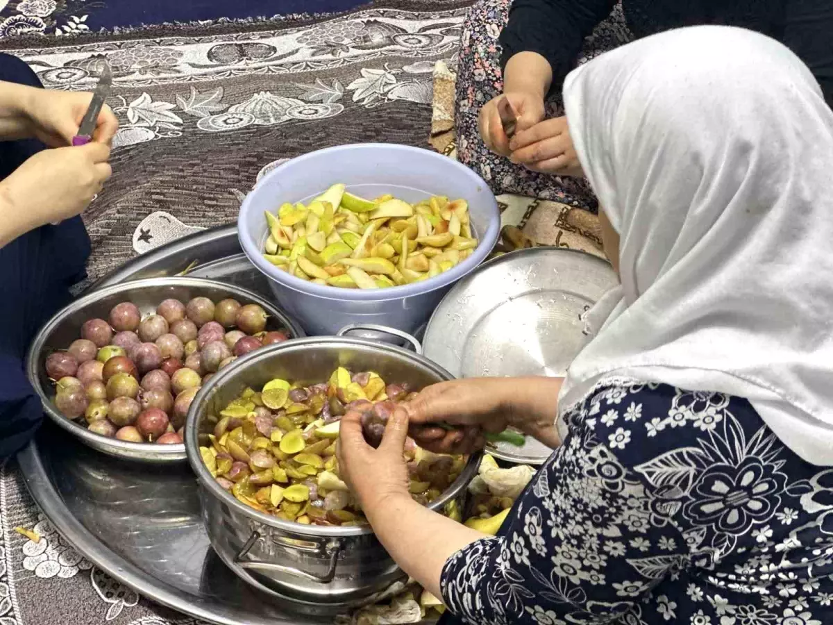 Yüksekova Kadınları Kış Sofralarını Pestille Süslüyor