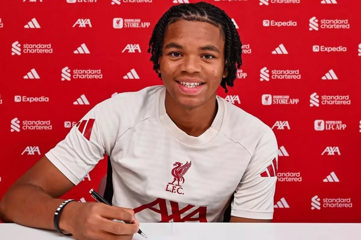 17 yaşındaki yıldız, Liverpool ile ilk profesyonel sözleşmesini imzaladı