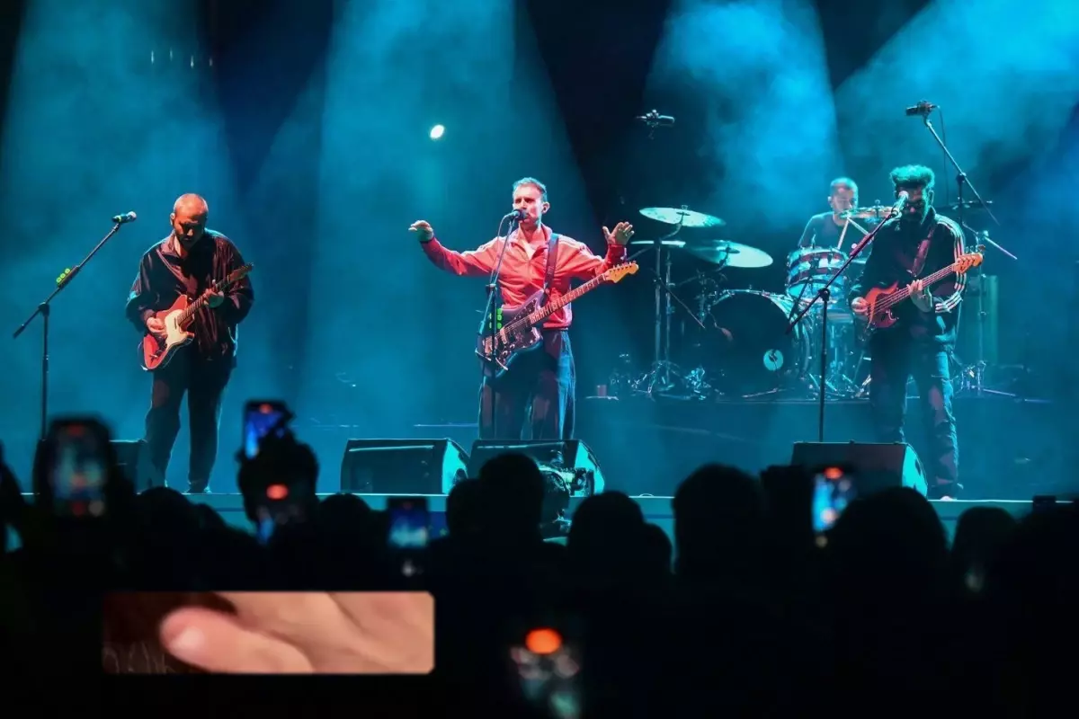 Adamlar grubu faaliyetlerine ara verdi