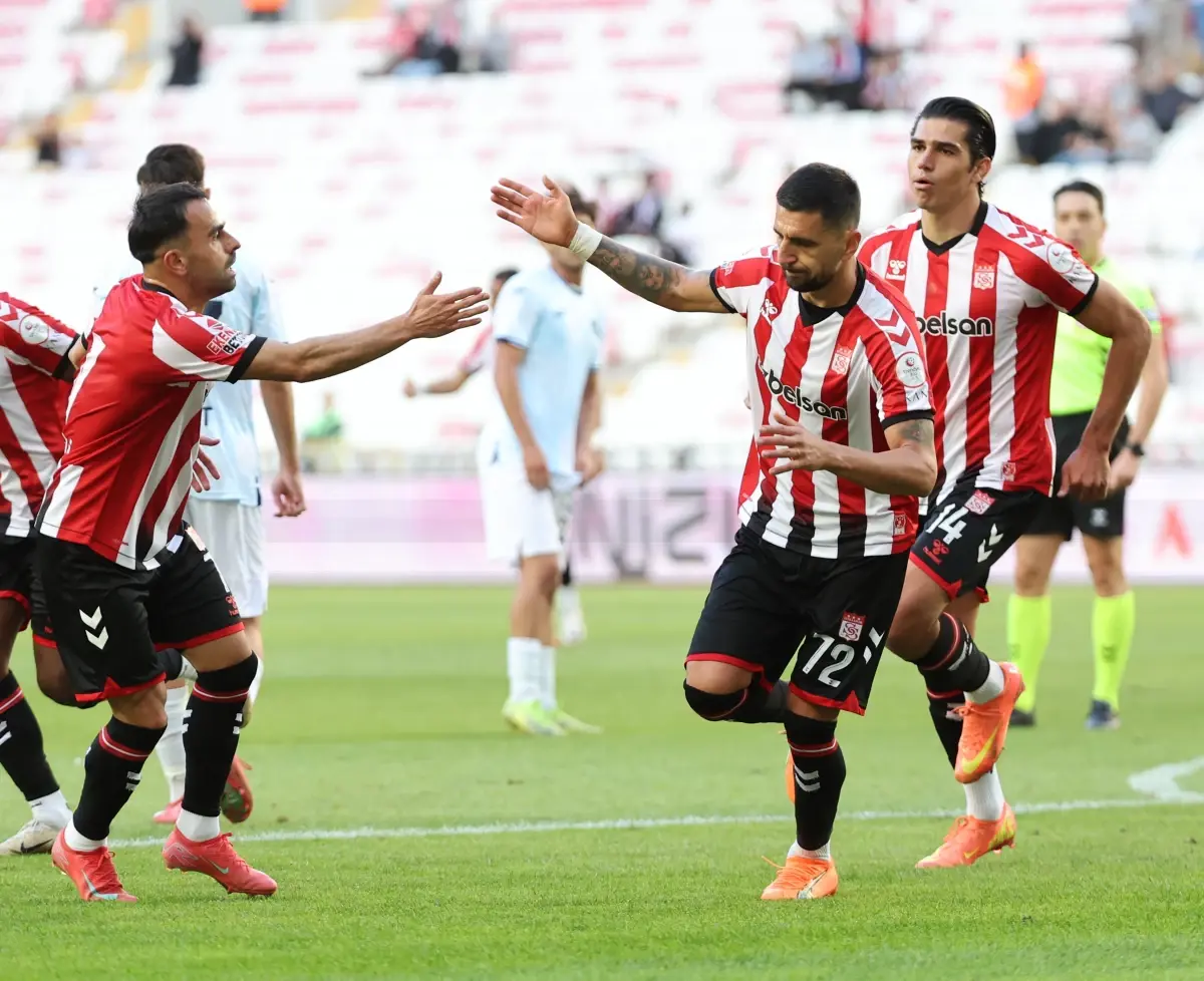Sivasspor, Adana Demirspor'u 5-0 Yenerek Farklı Kazandı