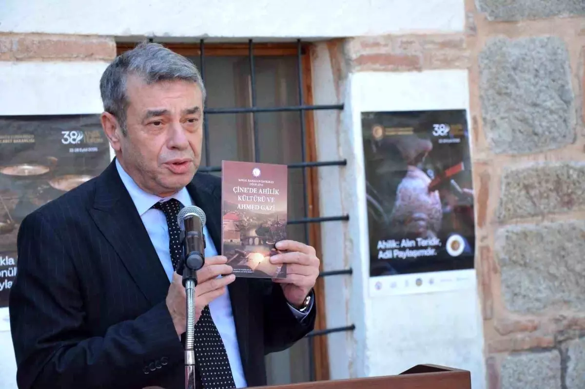 Aydın'da Ahilik Kültürü Kitabı Esnaf ve Sanatkarlar Odaları Birliği Tarafından Hediye Edildi