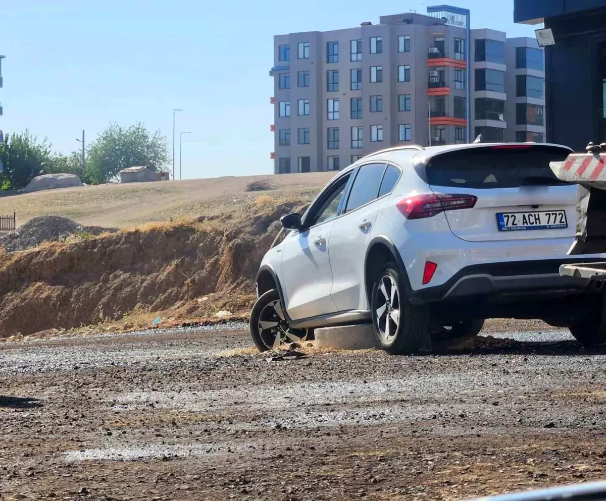 Batman'da Rögar Kapağına Çarpan Otomobilde Maddi Hasar Meydana Geldi