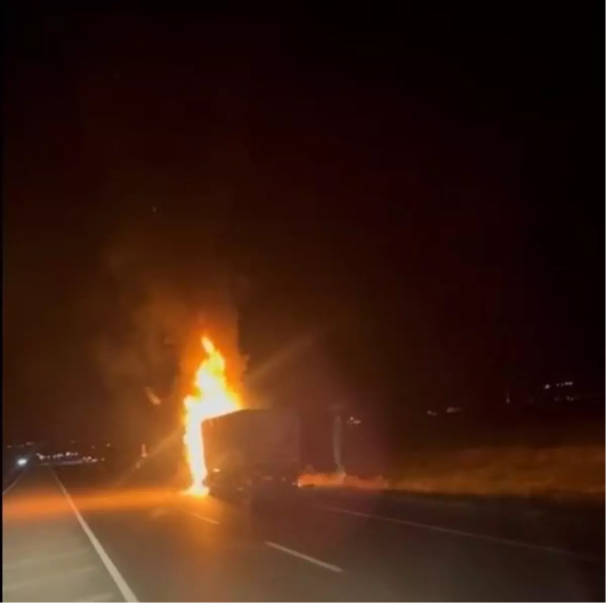 Çorum'da TIR Yangını: İtfaiye Ekipleri Müdahale Etti