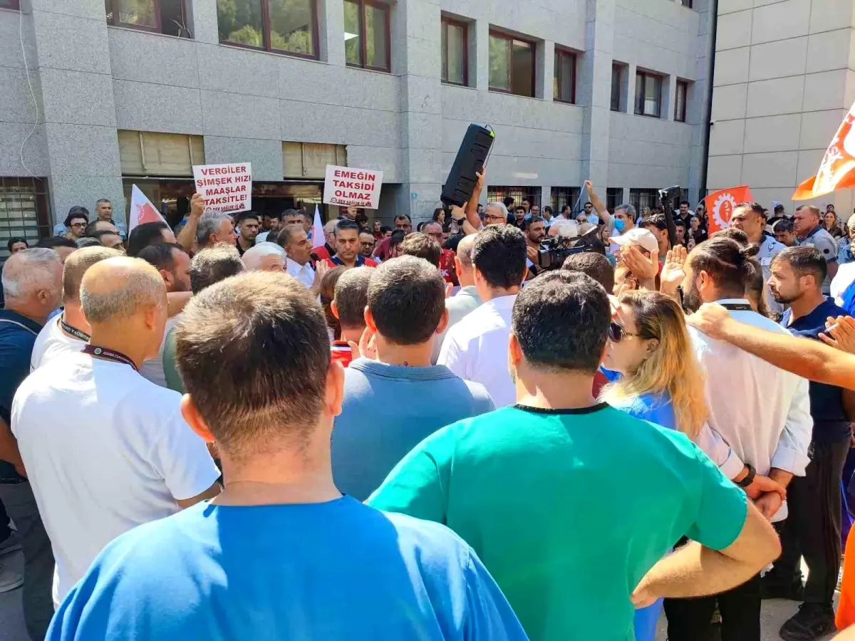 Çukurova Üniversitesi Hastanesinde İşçiler İş Yavaşlatma Eylemi Başlattı