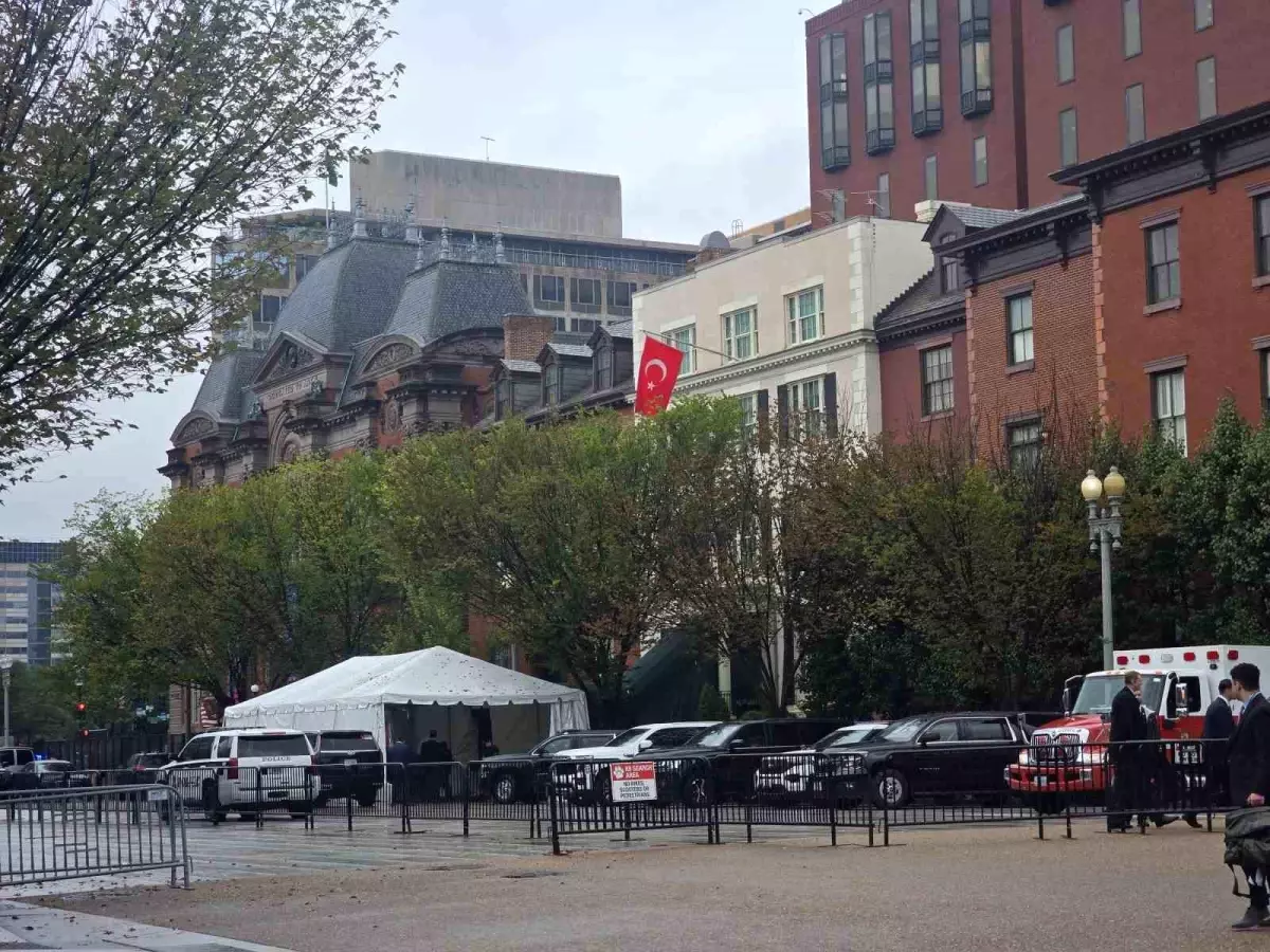 Cumhurbaşkanı Erdoğan'ın konakladığı Blair House'a Türk bayrağı çekildi