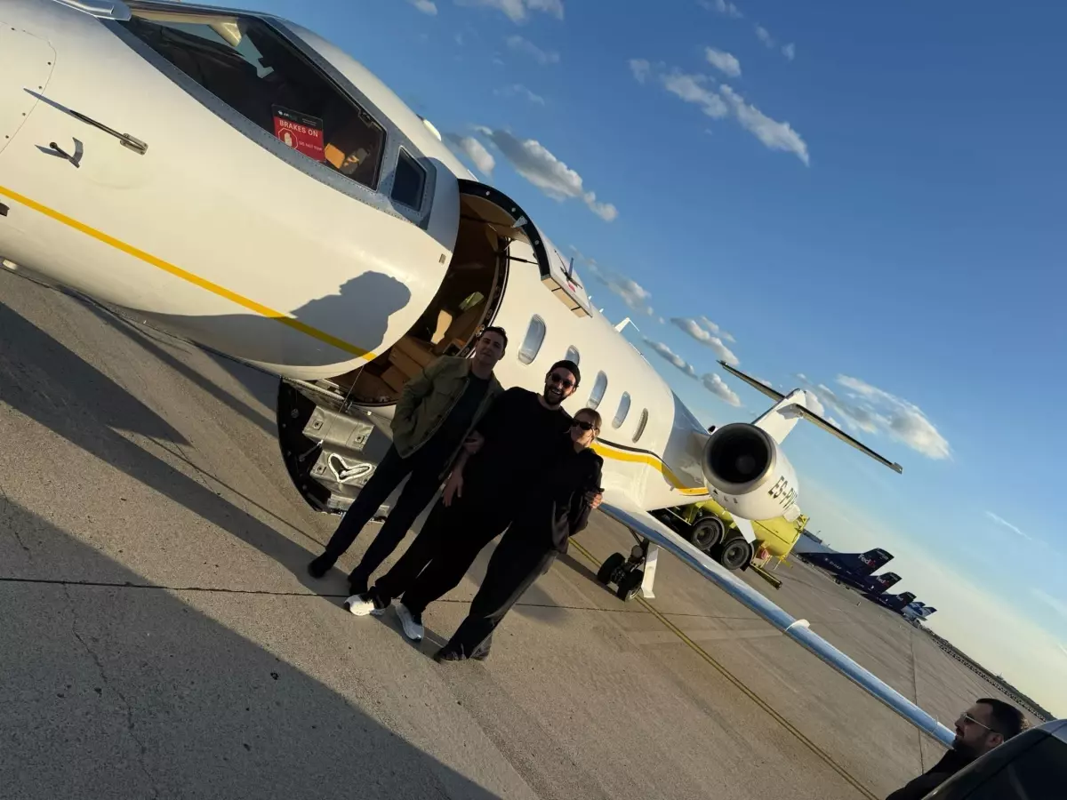 Didem Soydan ve Öncü Sönmez, özel jetle Londra'ya tatil için gitti