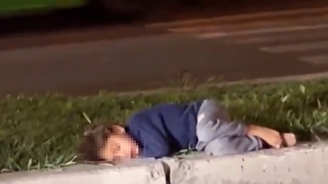 A child the size of a hand fell asleep on the median! Life is a complete drama