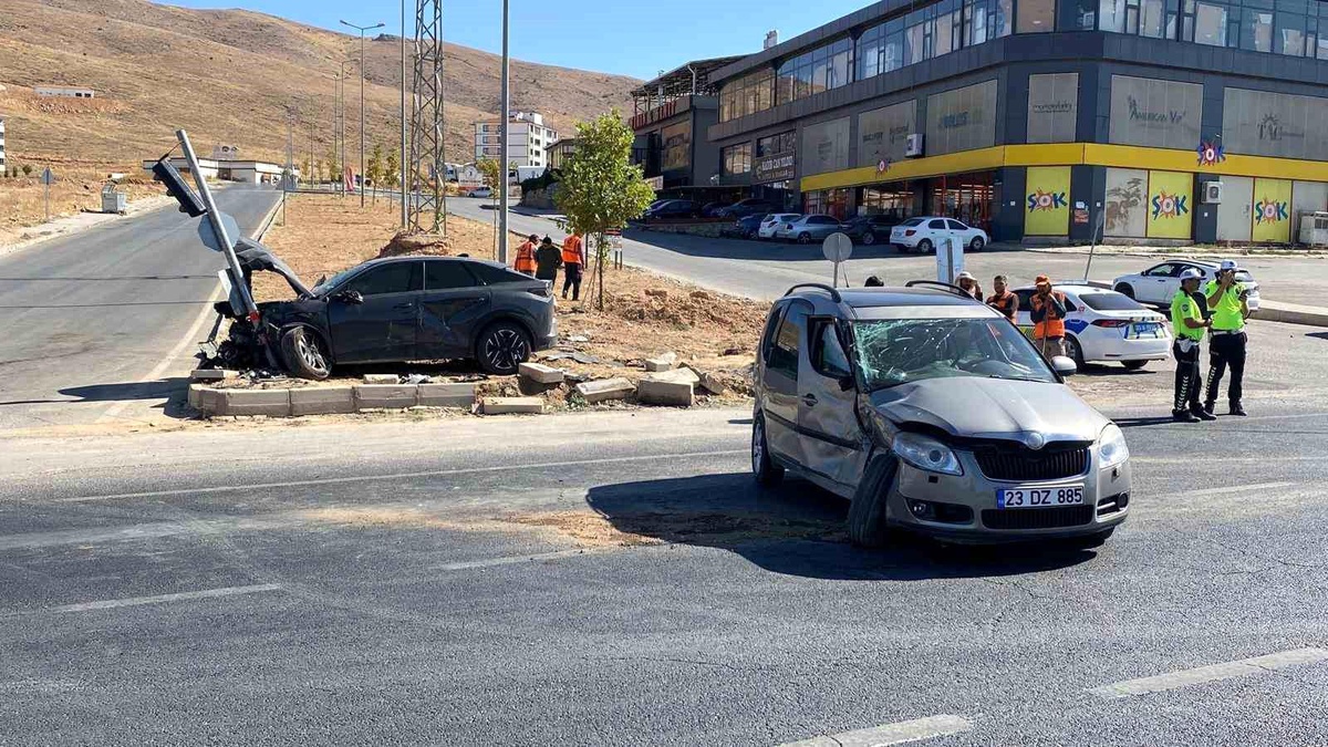 Elazığ'da Trafik Kazası: 5 Yaralı