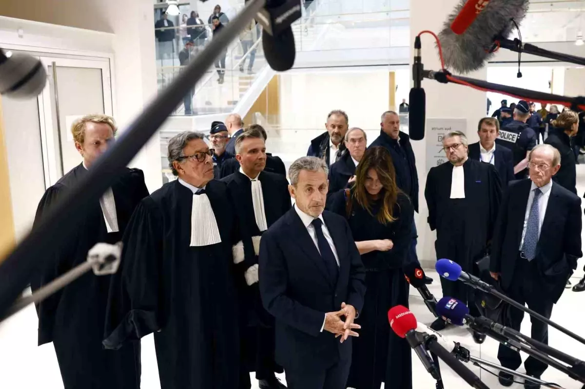 Fransa'nın eski Cumhurbaşkanı Sarkozy'e suç örgütü kurma suçundan 5 yıl hapis