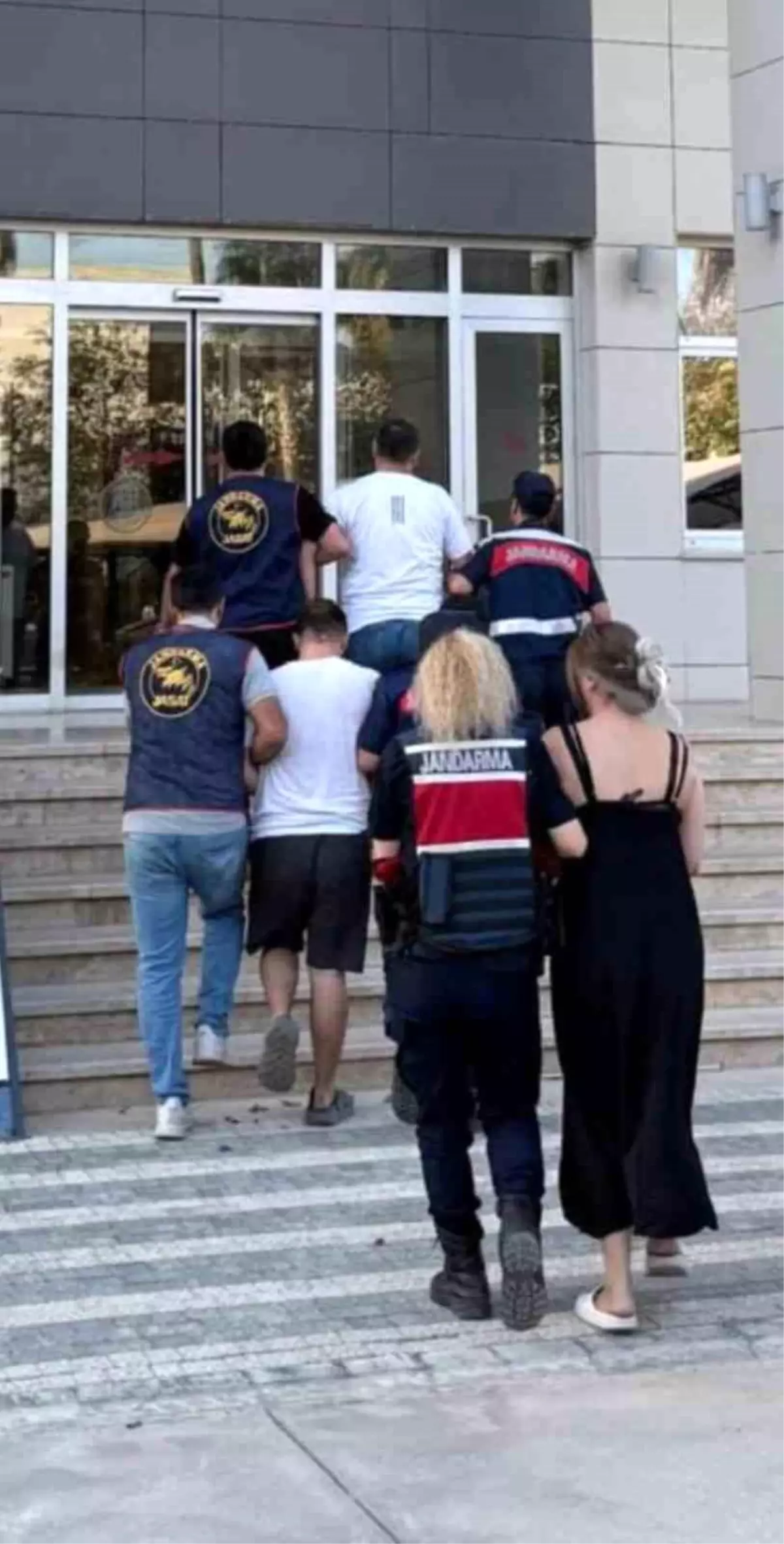 Antalya'da Aranan Şüpheliler Yakalandı, İki Kişi Tutuklandı