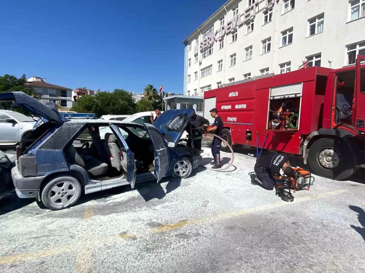 Antalya'da Devlet Hastanesi Otoparkında Otomobil Yangını