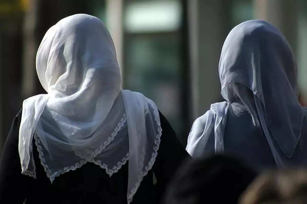 KKTC'de liselerde başörtüsünü serbest bırakan tüzüğü Anayasa Mahkemesi iptal etti