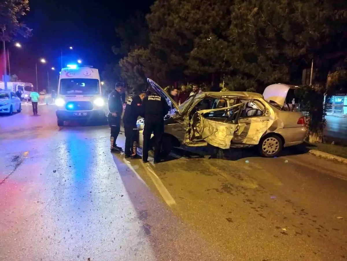 Isparta'da Kontrolden Çıkan Otomobil Refüjdeki Ağaçlara Çarptı