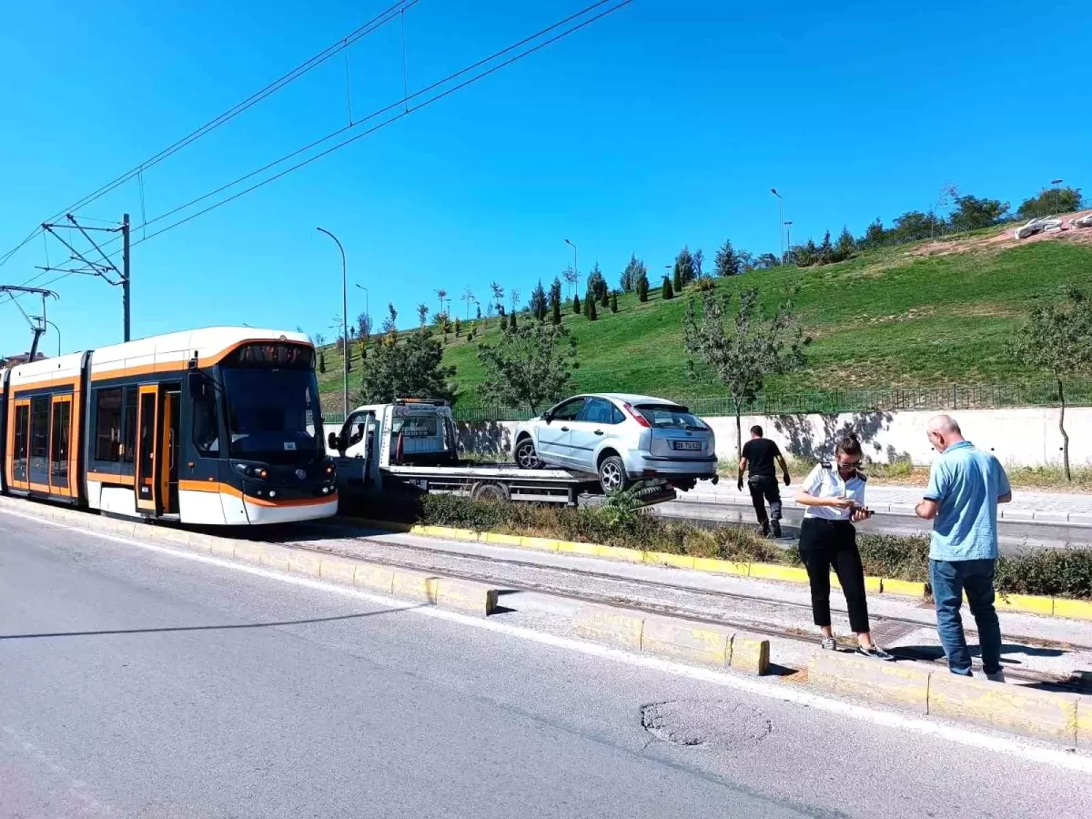Eskişehir'de Otomobil Tramvay Yoluna Girdi: Ulaşımda Aksamalar Yaşandı