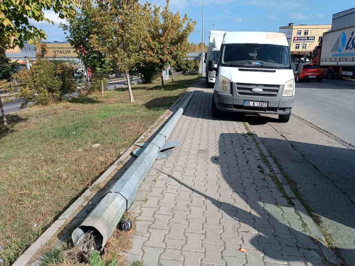 Samsun'da Aydınlatma Direği Park Halindeki Minibüse Devrildi
