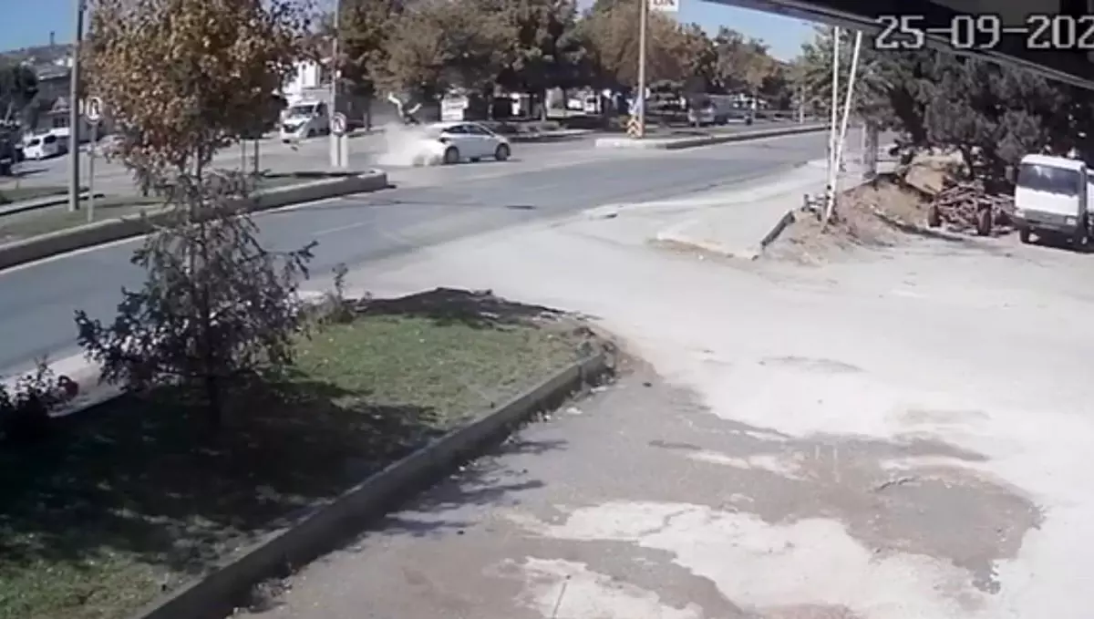 Eskişehir'de Motosiklet-Otomobil Kazası: Sürücünün Durumu Ağır