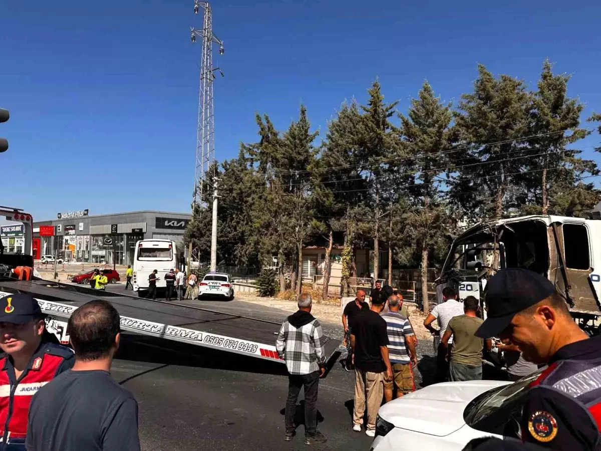 Muğla'da Otobüs ile Vidanjör Çarpıştı, Sürücü Kurtarıldı