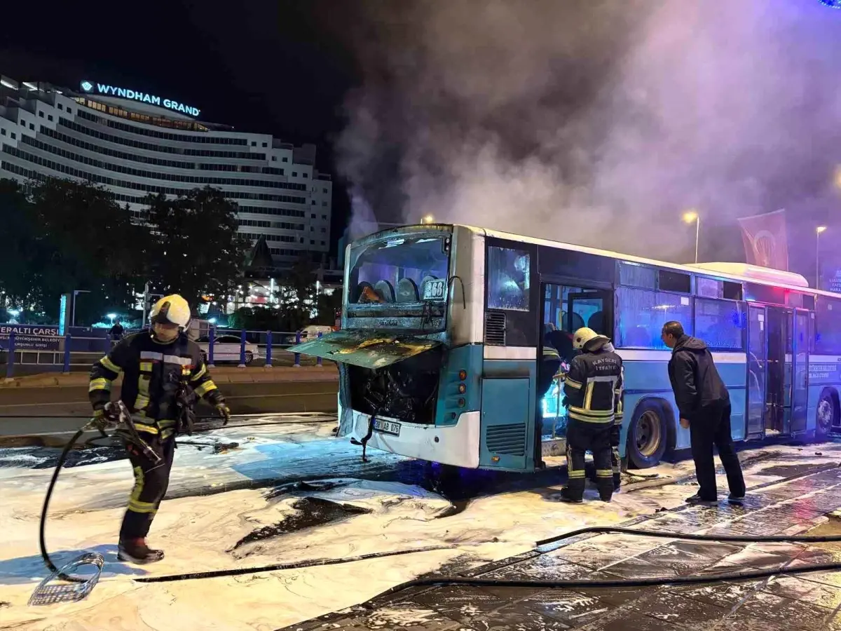 Kayseri'de Özel Halk Otobüsü Yangın Çıkardı, Polis Müdahale Etti