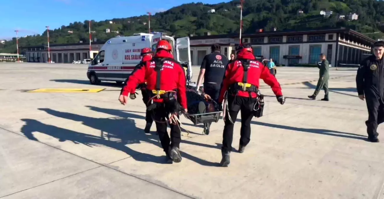 Rize'de Mahsur Kalan Yaşlı Kadın Helikopterle Kurtarıldı