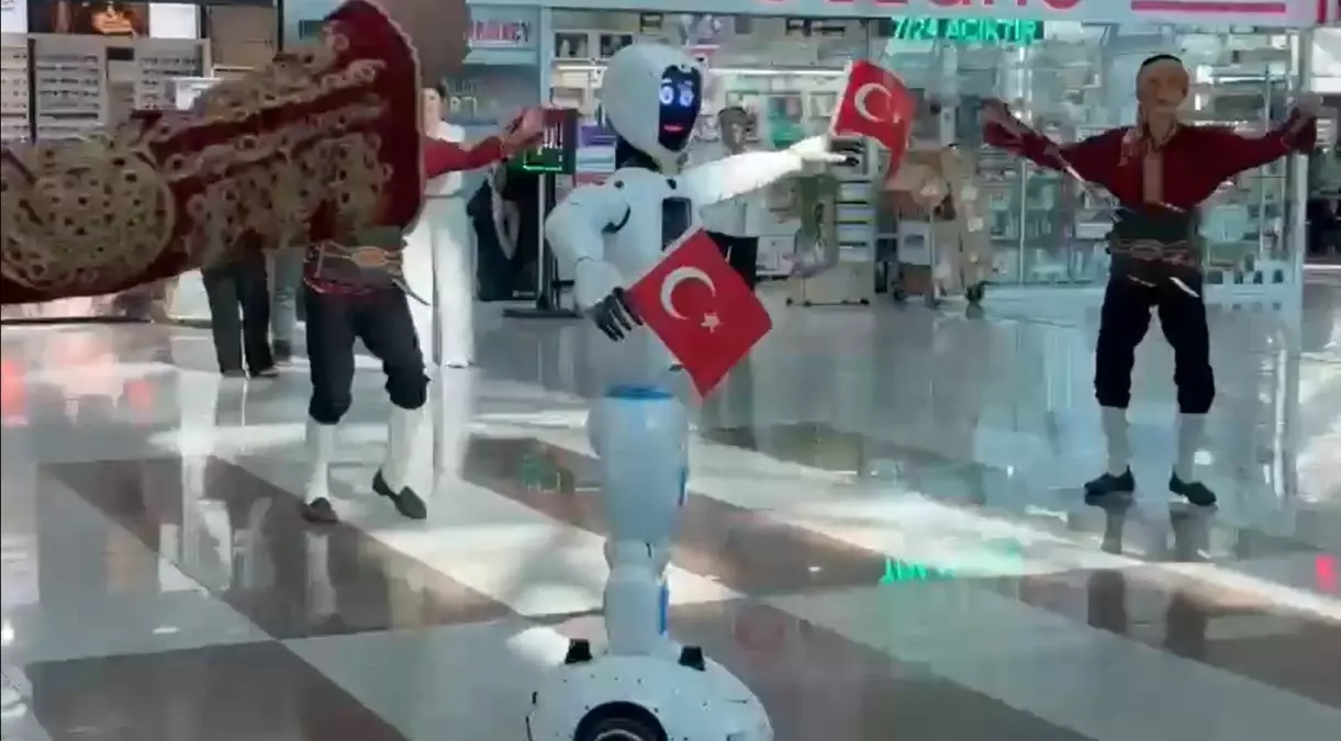 Esenboğa Havalimanı'nda Robot ve Seymen Dansı Şov!