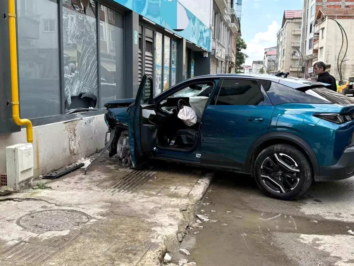 Samsun'da Kontrolden Çıkan Otomobilin Kazası