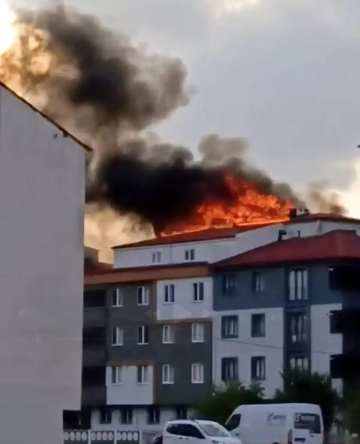 Kapaklı'da Çatı Katında Yangın: İtfaiye Ekipleri Müdahale Ediyor