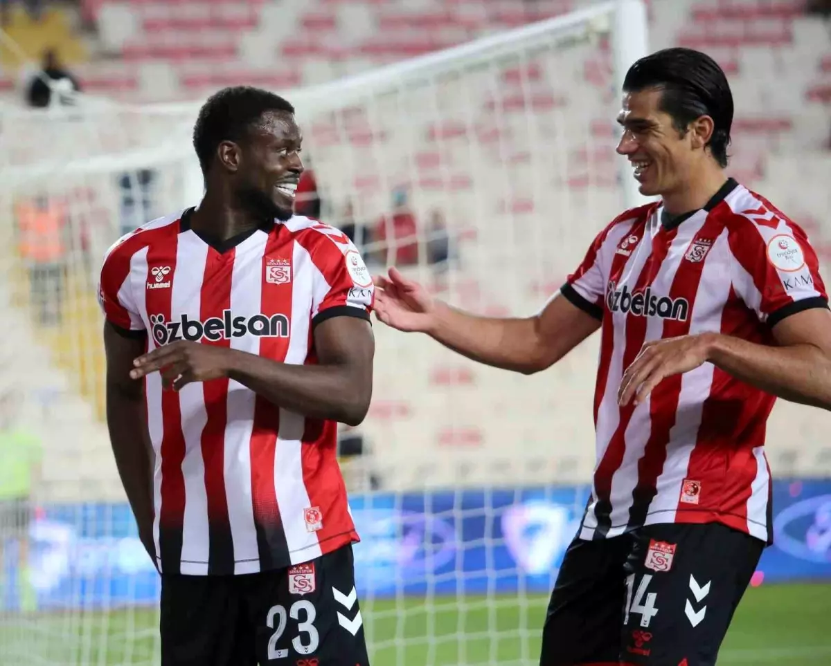 Sivasspor, Adana Demirspor'u 5-0 Mağlup Etti