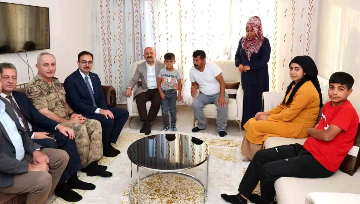 Vali Varol'dan Depremzede Aileye Ziyaret