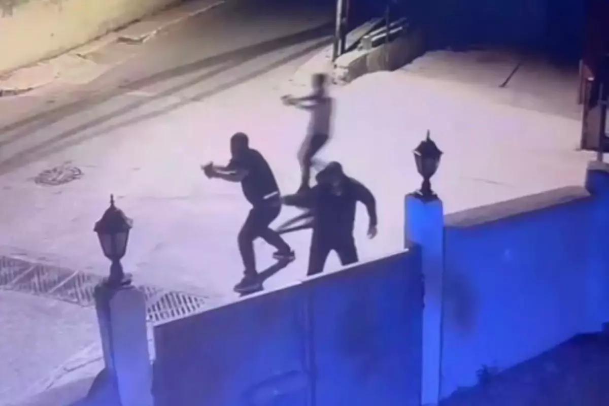 4 kişi sokakta yürüyen 19 yaşındaki gence kurşun yağdırdı