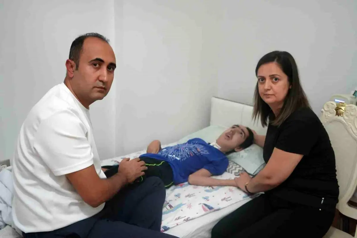 Bademcik ameliyatı sonrası engelli kalan küçük Hüseyin'in ailesi ilk kez konuştu: 'Keşke biz bu 109 milyonluk tazminatı almasak da oğlum gelip benden...