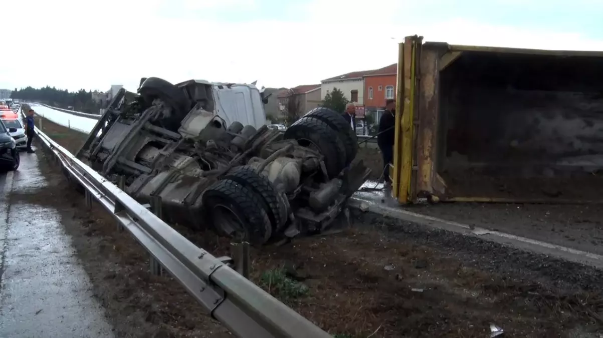 Büyükçekmece'de Yağmurlu Havada Hafriyat Kamyonu Devrildi