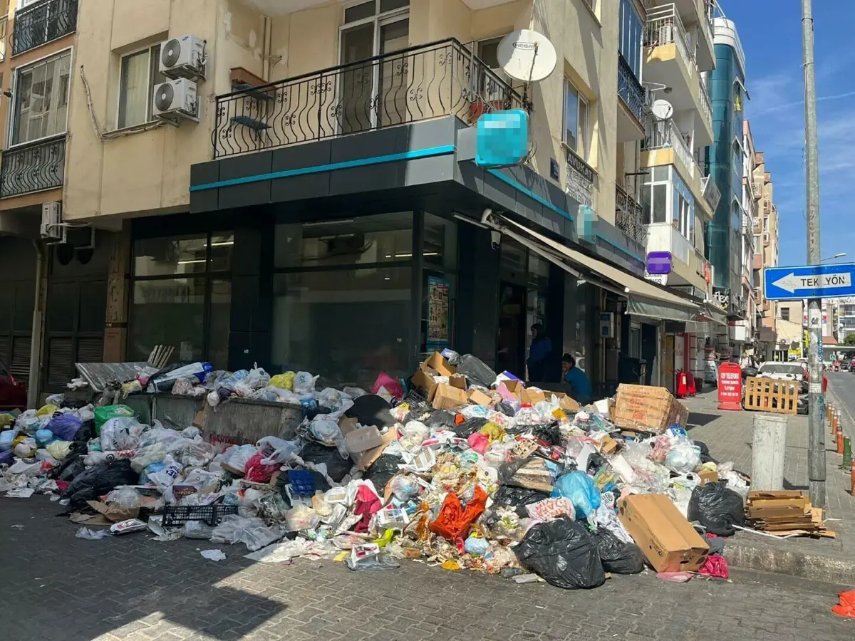 Karşıyaka'da İşçi Eylemi Sonrası Çöp Yığınları Tepki Çekti