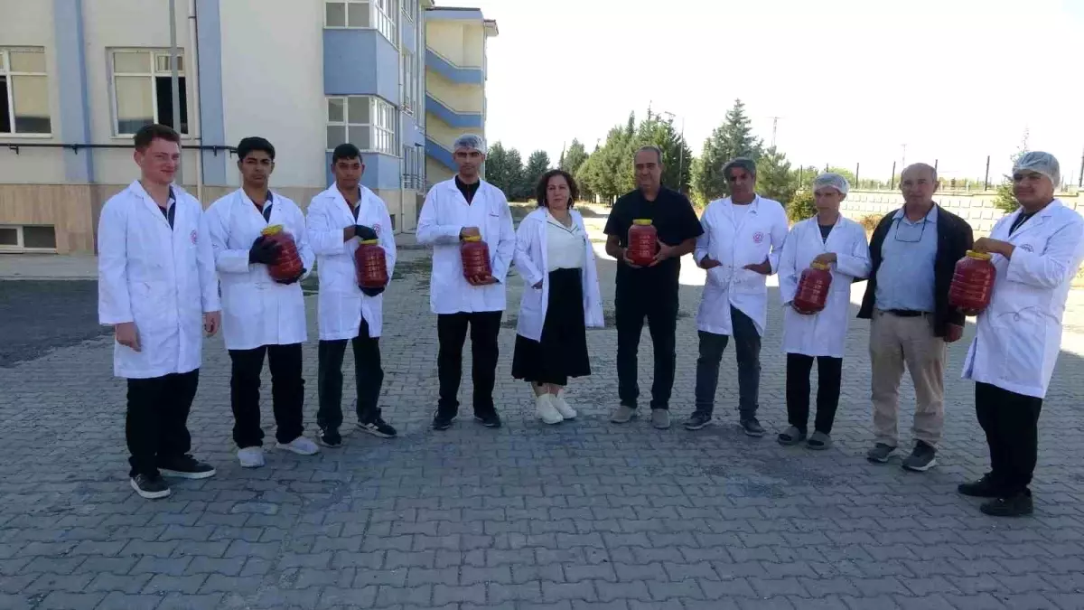 Malatya'da Meslek Lisesi Öğrencileri 1 Ton Salça Üretti
