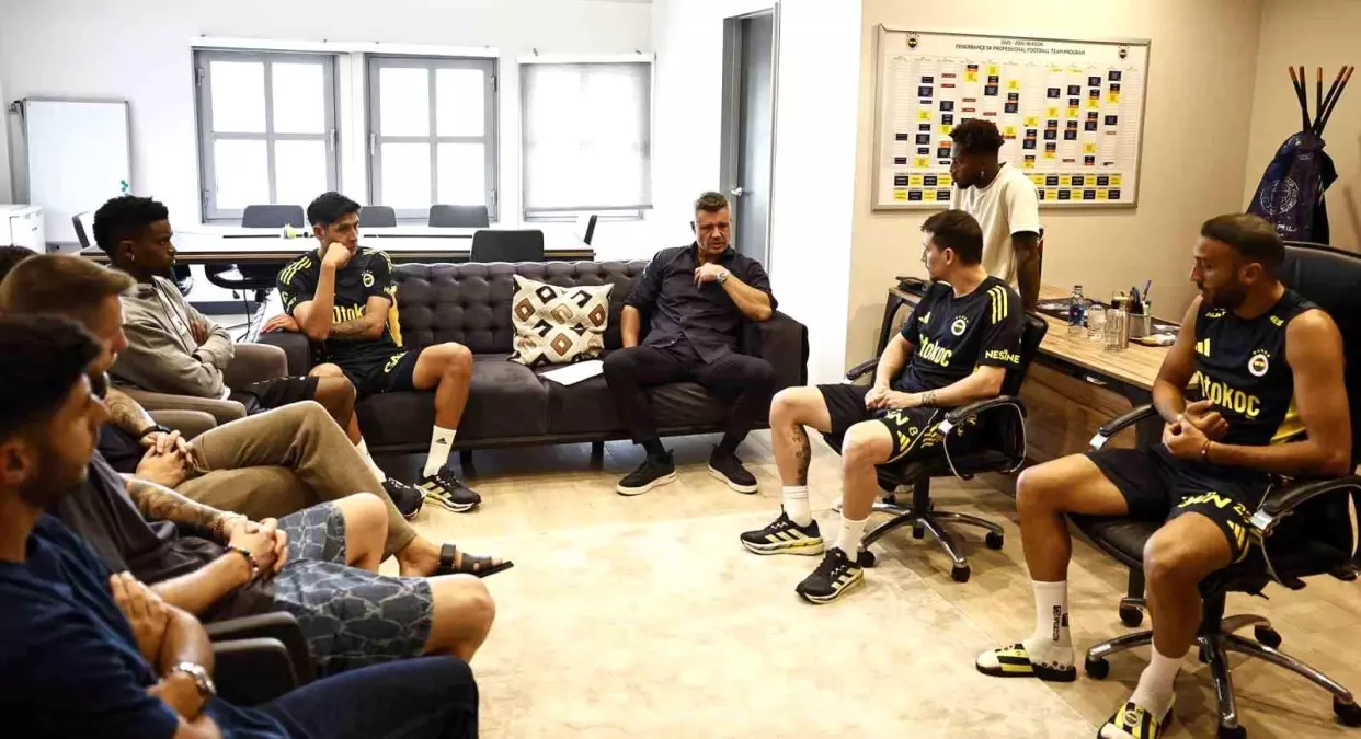 Fenerbahçe Başkanı Sadettin Saran, Futbolcularla Bir Araya Geldi