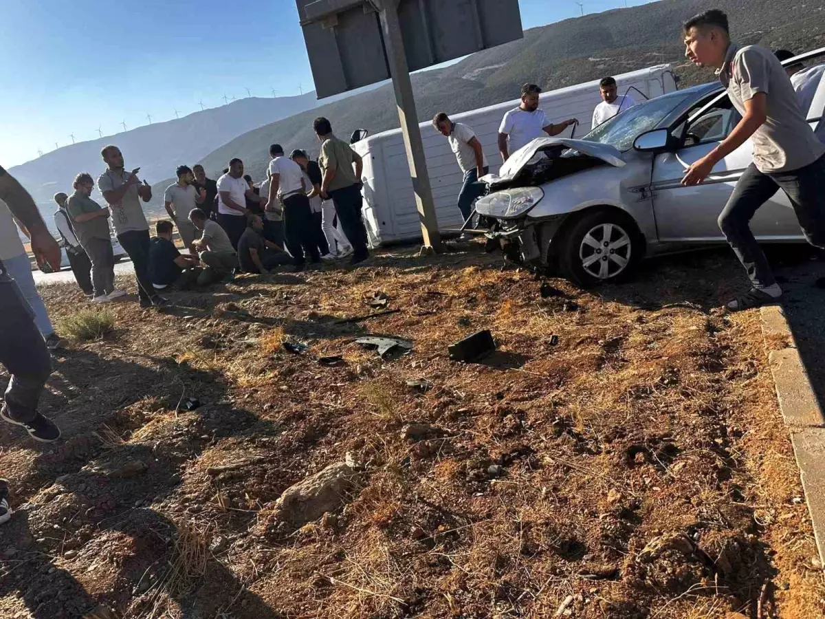 Gaziantep'te Otomobil ve Minibüs Çarpıştı: 5 Yaralı