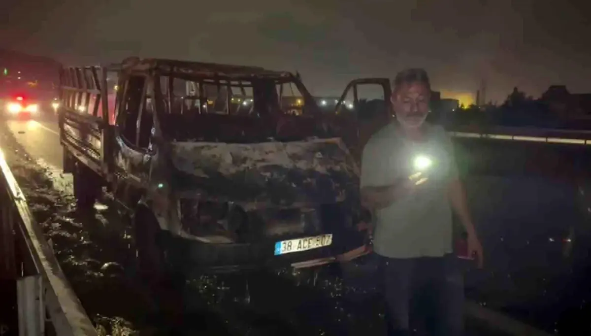 Hatay'da Kamyonet Yangını: Sürücünün Tepkisi Dikkat Çekti