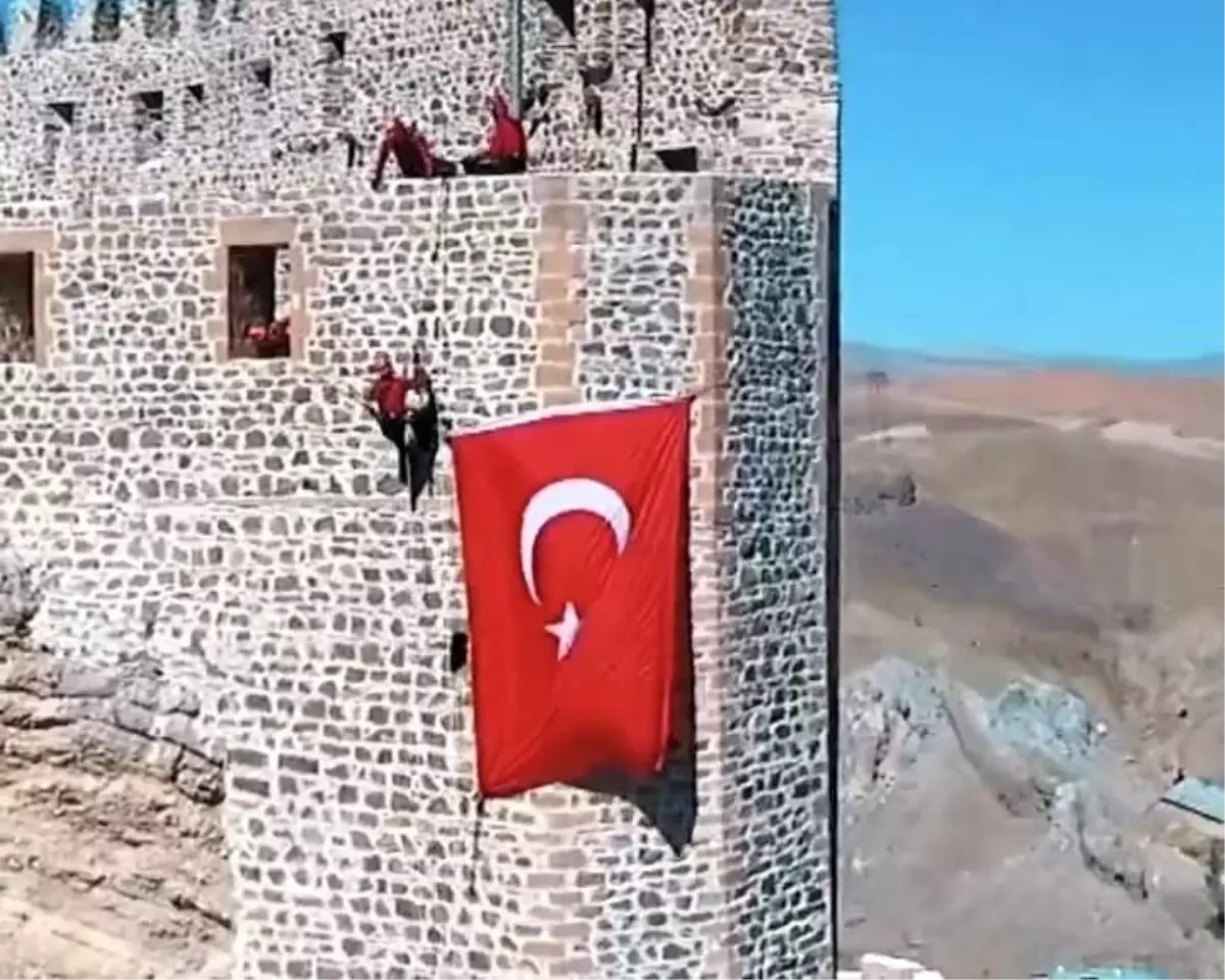 Hoşap Kalesi'nde Zarar Gören Türk Bayrağı Yeniden Asıldı