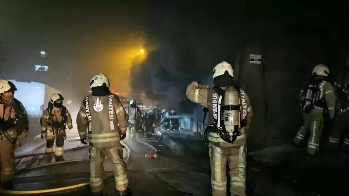 Kağıthane'de Basım ve Koli Bandı Deposunda Yangın