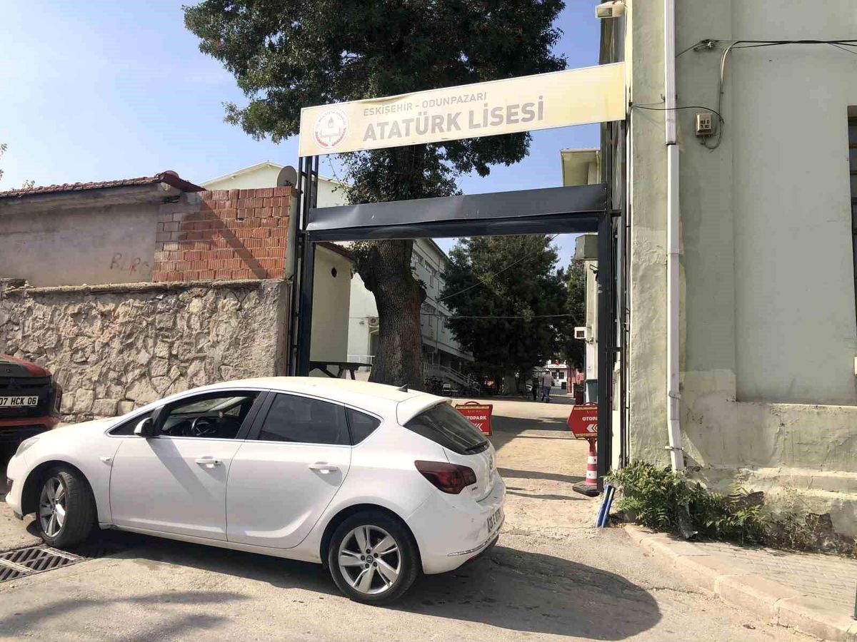 Eskişehir Atatürk Lisesi'nin Kapısına Kamyon Kasası Takıldı