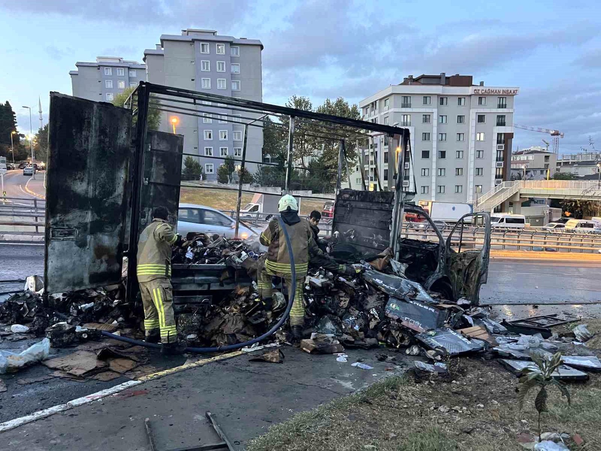 Küçükçekmece'de Kargo Yüklü Kamyonet Yangını