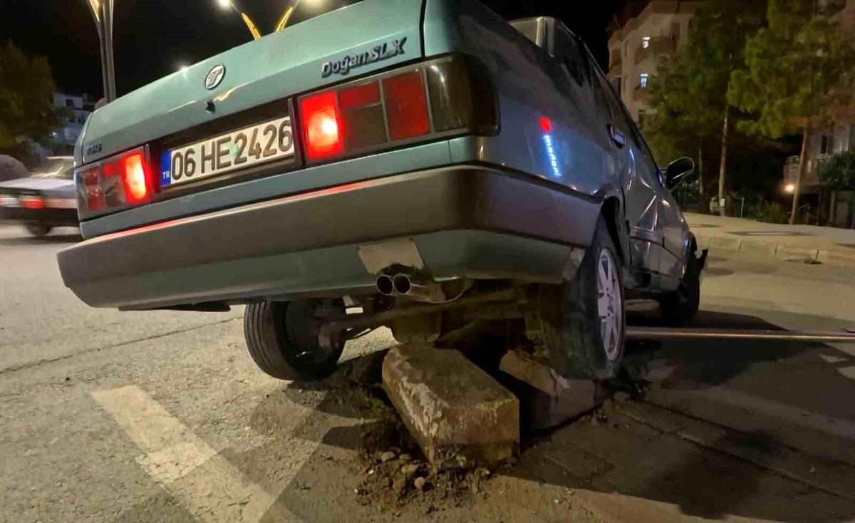Aksaray'da Kontrolden Çıkan Araçtan Üç Kişi Kaçtı