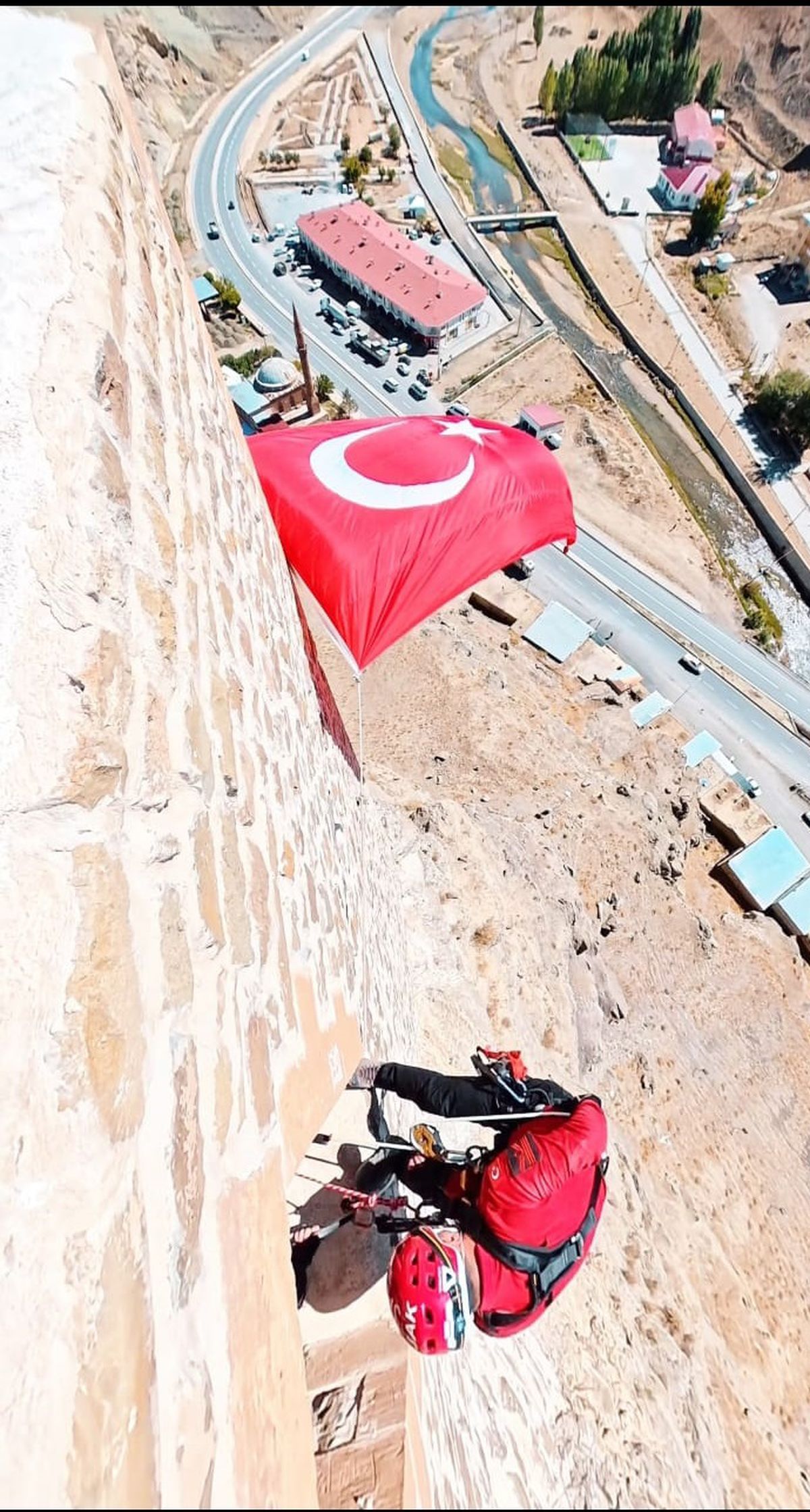 Rüzgarın Zarar Verdiği Türk Bayrağı Yenilendi