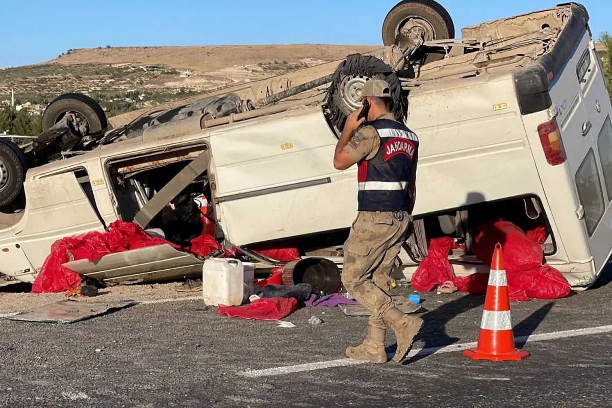 Şanlıurfa'da tütün işçilerini taşıyan minibüs devrildi: 20 yaralı