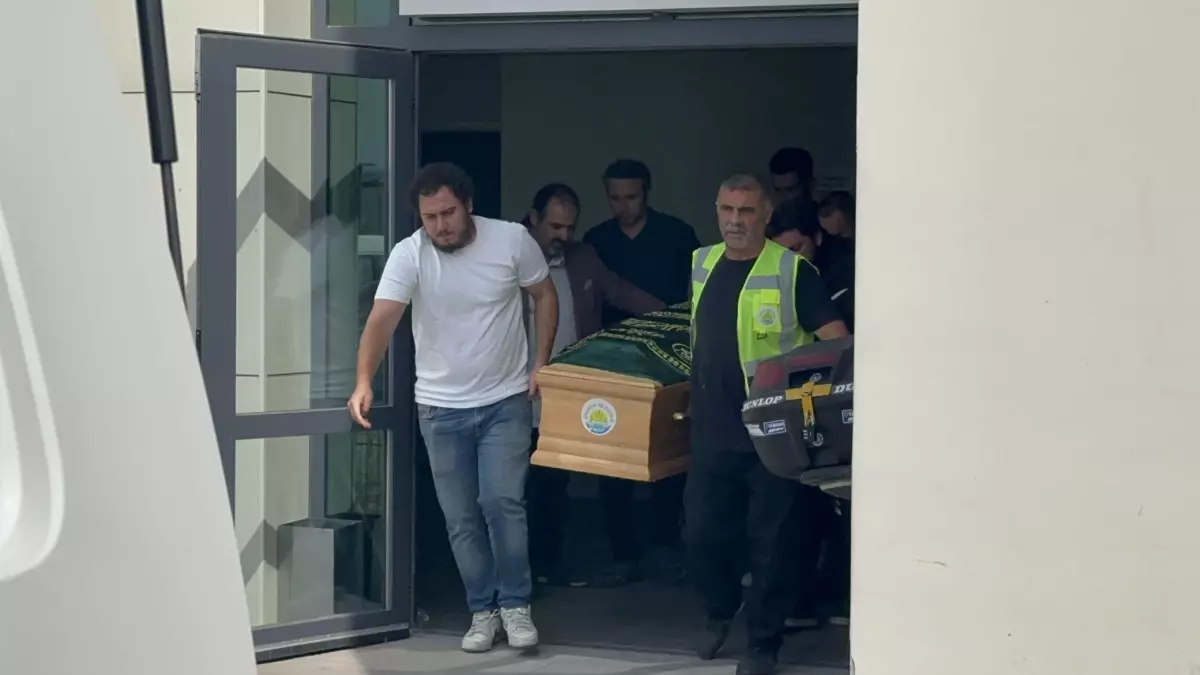 Şarkıcı Güllü'nün Cenazesi Tuzla'ya Getirildi